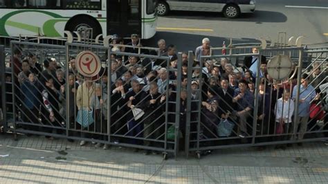 外国人拍上海老人冲进超市场面--图片频道--人民网