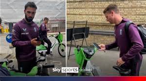 'No coach...no problem!' | England arrive to The Oval by electric bike ...