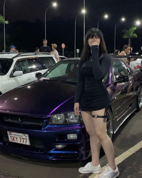 jdm girl • r34 skyline | Chica y coche, Chica bmw, Nissan skyline