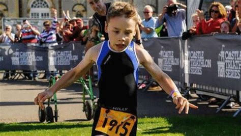 英国8岁脑瘫男孩完成铁人三项赛 外媒:体育精神_体育明星_明星-超级明星