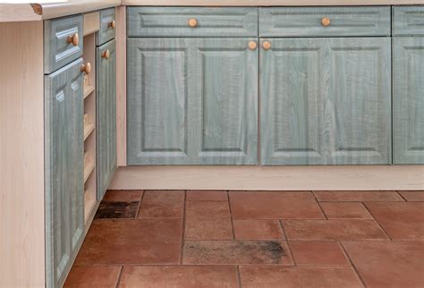 How to paint your floor tiles