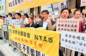 香港市民昨在立法会大楼外请愿反“公投”(图)_新闻中心_新浪网