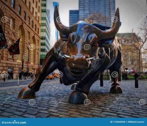 NEW YORK, IL 24 APRILE 2015: Toro Di Wall Street Sulla Via Di Broadway ...