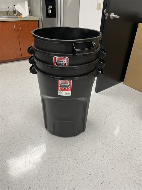 Rubbermaid 32 Gallon Trash Cans for Sale in San Diego, CA - OfferUp