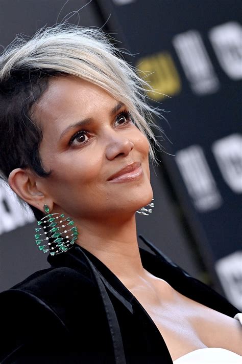 Halle Berry réagit aux critiques misogynes sur sa photo dénudée | Vogue ...