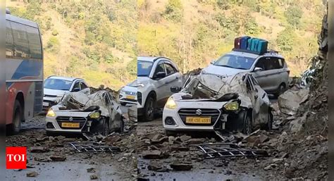 Manali Highway Death: Hit by boulders, Mumbai woman dies on Manali ...