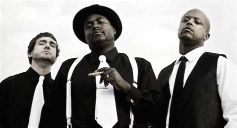 AMERICA LOVES GANGSTERS (EN ESPAÑOL) - Cunninlynguists - LETRAS.COM