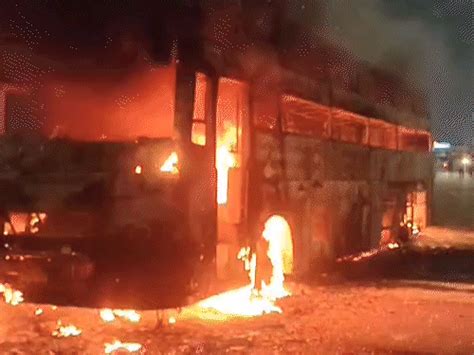 High speed AC bus catches fire on Lucknow expressway Tire bursts at 90 ...