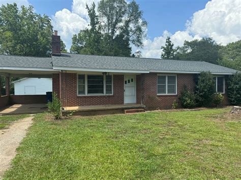 https://images1.apartments.com/i2/v-8tmMPArV2frh5qX-eOtzBEe6FKycgSTJDMwGPzhxI/111/fairforest-subdivision-greenwood-sc-primary-photo.jpg?utm_source=chatgpt.com