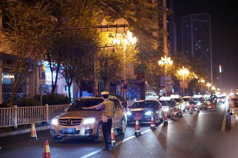 柳州警方出动2000多人次，全市清查宵夜摊、宾馆等各类场所！_腾讯新闻