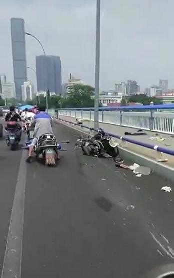 柳州文昌桥男子驾车沿路冲撞电动车 已致2人身亡 |沸点|电动车|文昌桥|柳州市_新浪新闻