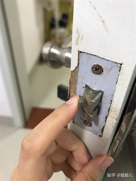 厕所门锁住了，门把手掉了，打不开了。。怎么把这把锁撬掉? - 知乎
