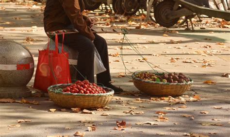 街边卖水果的人,生活场景,人物百态,摄影素材,汇图网www.huitu.com
