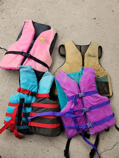 4 life jackets adult universal sizes - Gauger Ventures