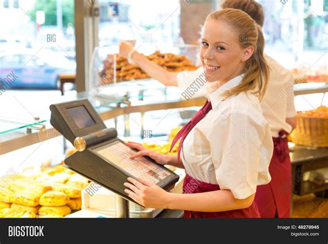 Imagen y foto Cajera Del Panadero (prueba gratis) | Bigstock