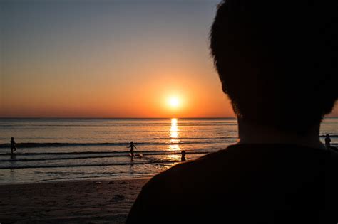 People Standing Viewing 的图像结果