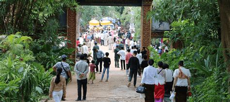 Tourist Meeting Local 的图像结果