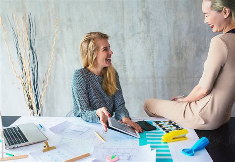 Group of Smiling Business Women 的图像结果