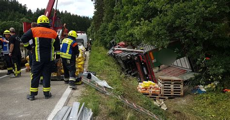 Painten: 40 Tonnen schwerer Lastwagen umgekippt | TVA