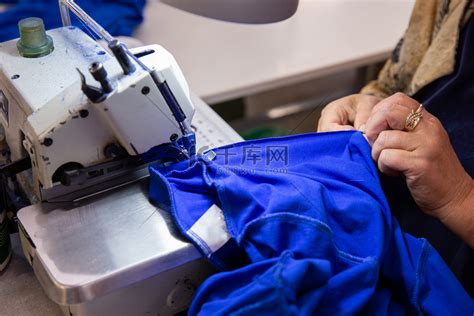 老妇人缝衣材料缝纫机老化织物针线活机械纺织品老年缝纫就业高清图片下载-正版图片320756761-摄图网