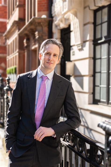 Dermatologist London | Dr Magnus Lynch