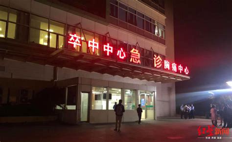 上海墙体倒塌后续 医院探访：接近凌晨仍有伤者送来__凤凰网