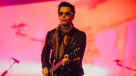 Stereophonics and Sting take to Isle of Wight stage - BBC News