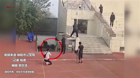 美国得州校园枪击案新画面曝光！孩子们在尖叫，警方在走廊看手机_北京日报网