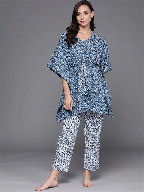 Women Blue & White Ethnic Motifs Printed Cotton Night Suit