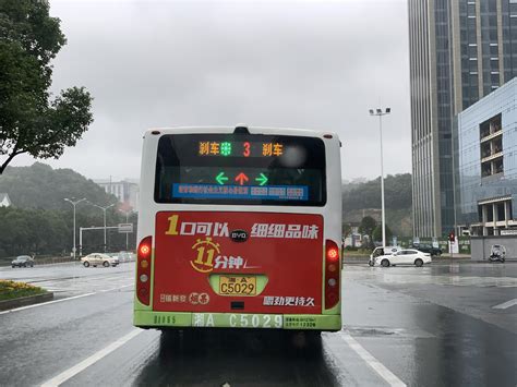 终不会再误闯红灯：长沙公交车尾自带红绿灯提示屏_新浪科技_新浪网
