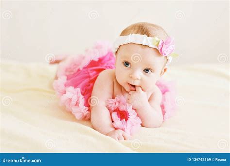逗人喜爱的可爱的女婴 库存图片. 图片 包括有 表达式, 喜悦, 微小, 逗人喜爱, 小孩, 一个, 工作室 - 118637891