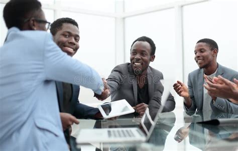 Business People Greeting 的图像结果