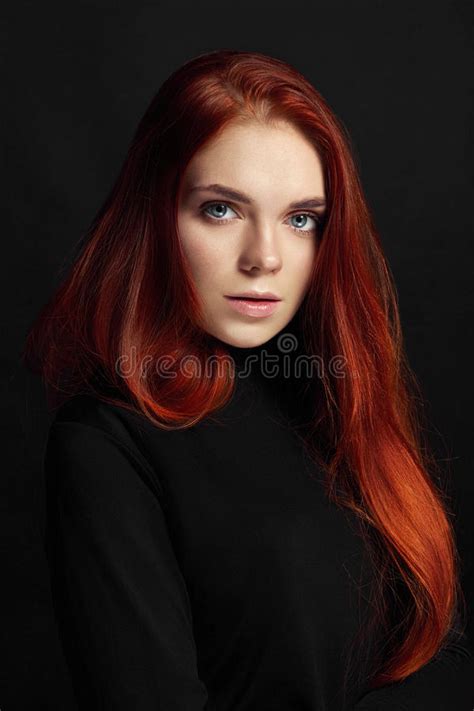 有长的头发的性感的美丽的红头发人女孩 在黑背景华美的头发和深眼睛的完善的妇女画象 自然的秀丽 库存图片 - 图片 包括有 : 94328929