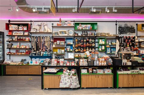 Souvenir Gift Shop 的图像结果