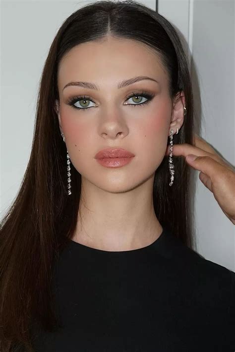 An LA Make-Up Artist Shares Her Top Party Products & Tips | Fair skin makeup, Party makeup tips ...