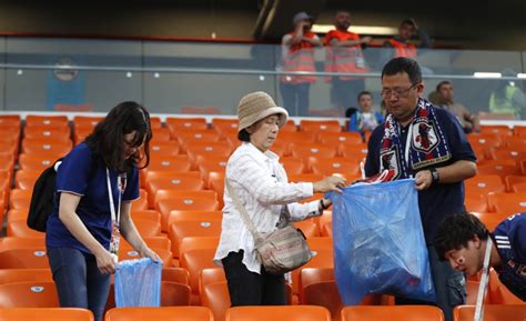 [新聞] 最美風景！ 日本、塞隊球迷撿垃圾展現高 - 看板 WorldCup - 批踢踢實業坊