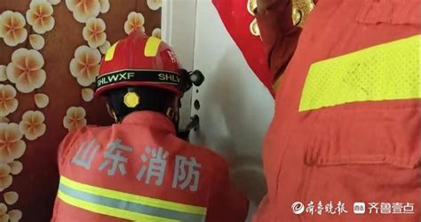 醉酒男子踹掉栅栏坠井，消防员架设绳索成功营救-千龙网·中国首都网