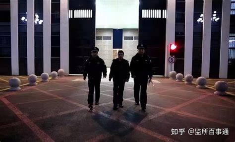 出狱送上什么礼物最新素材