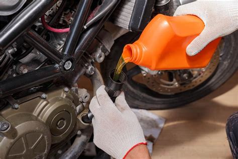 5 errores comunes al cambiar el aceite de tu moto | Repsol