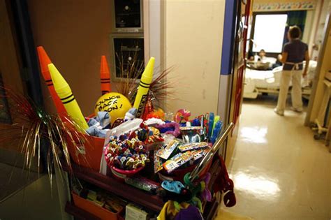 Jokes on wheels: Hospital's 'Humor Cart' brings funny distraction to ...