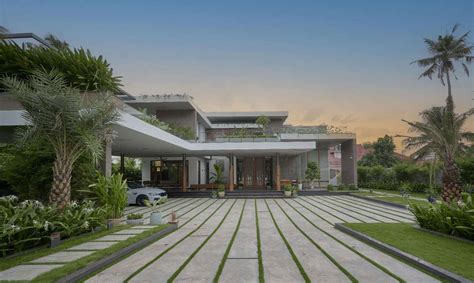 5 bedroom 12,000 sqft by THAMBIS HABITAT in Kakkanad, Ernakulam, Kerala
