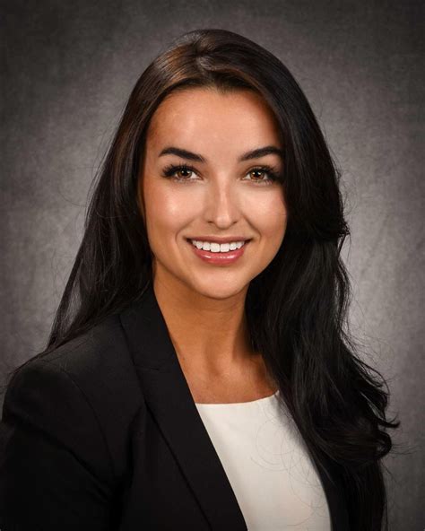 Pin by Marie-Ange Victoria on gurls | Professional headshots women, Business headshots women ...