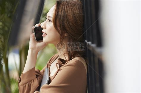 打电话的职场女性高清图片下载-正版图片502249245-摄图网