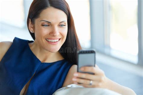 使用她的智能手机的女商人在办公室 库存照片. 图片 包括有 愉快, 总公司, 电池, 聪明, 通信, 使用 - 61068456