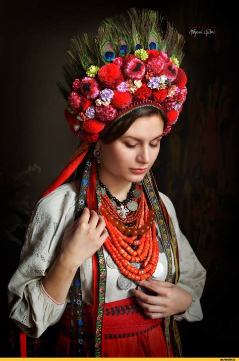 Украинские женщины возвращают традиционные цветочные короны, чтобы ...