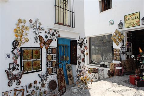 Local Street Shops 的图像结果