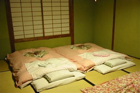 Schlicht und bodennah – Schlafen auf Futon und Tatami