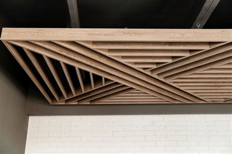 നിങ്ങളുടെ വീട്ടിലെ സ്വീകരണമുറിക്കുള്ള 18 വുഡൻ ഫാൾസ് സീലിംഗ് ഡിസൈനുകൾ