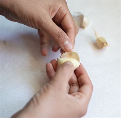 How to Peel, Cut and Mince Garlic the Right Way? - Piping Pot Curry
