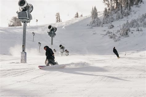 Mammoth Mountain Opens With Top-to-Bottom Skiing - Powder